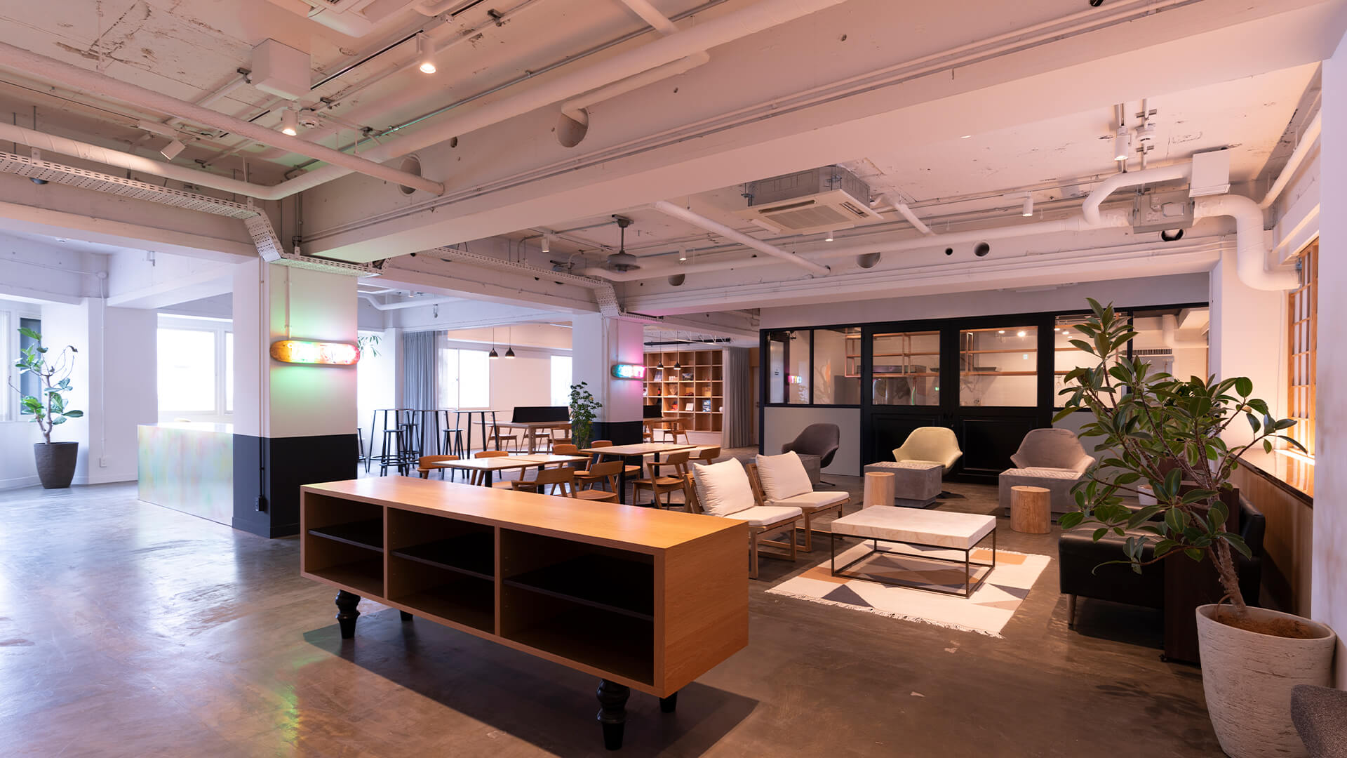 学生のうちから事業を成長させ、上場企業に2億円で売却した若手社長が率いる環境。 拡大を続ける少数精鋭のチームで、本気の学生に裁量を渡しています！