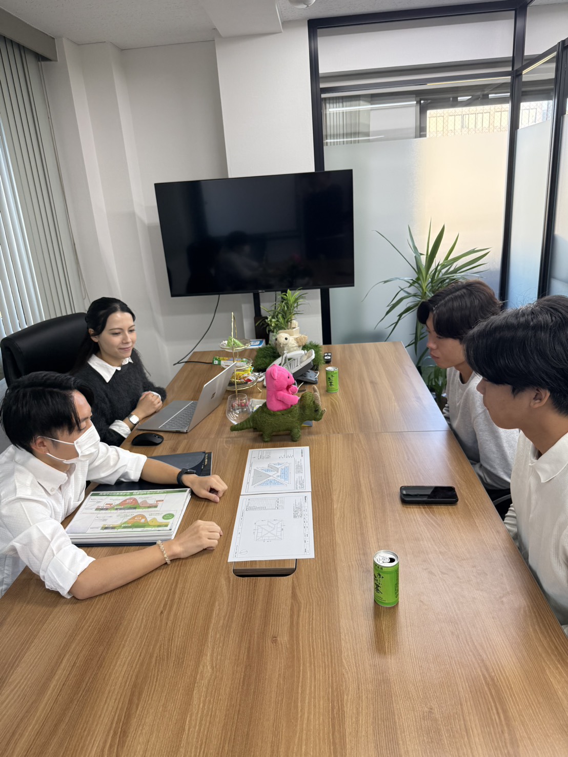 新人研修の風景です！
できるようになるまで個別にフォローするため、
初めての営業インターンでも安心して挑戦できます！