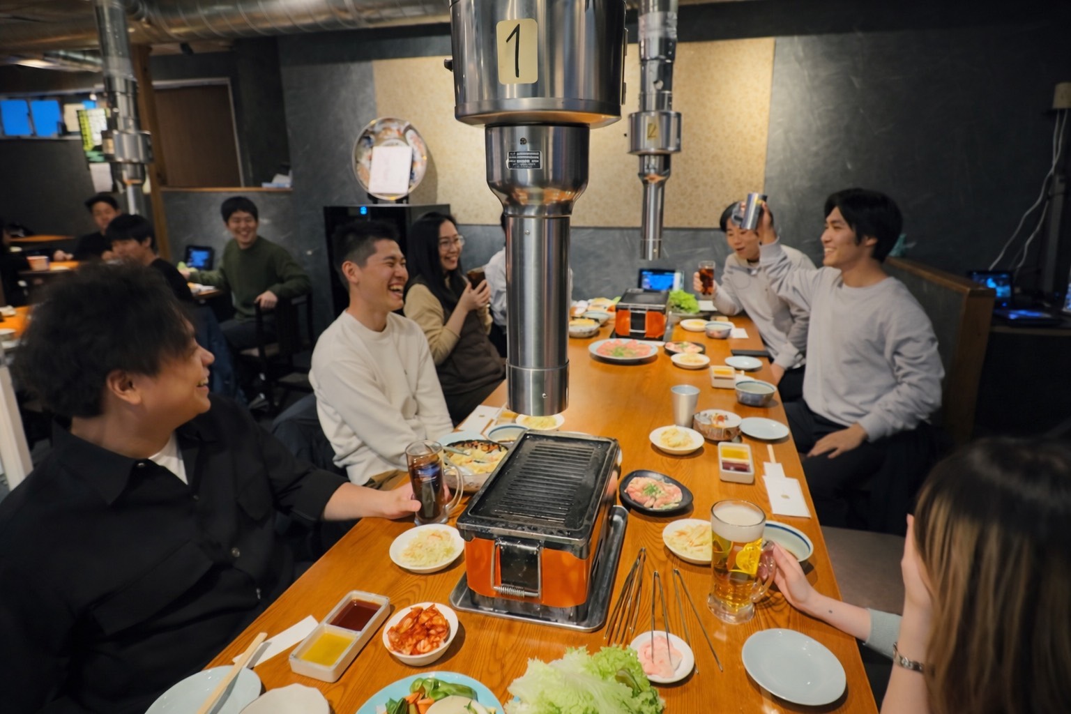 年末の忘年会は笑いあり！！社員交友の一環で年末は忘年会を開いています。今年の乾杯の挨拶は最年少ルーキー内田さん！彼のグラスに緊張の色はなし