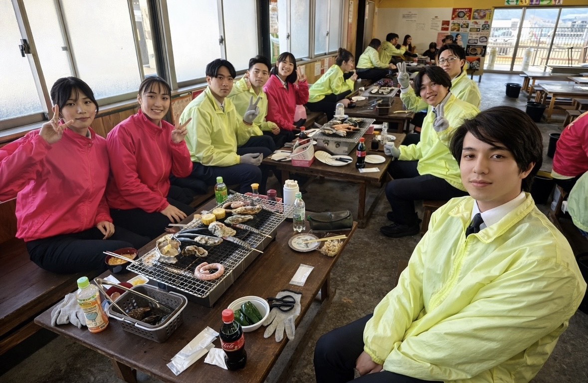 牡蠣小屋でのBBQインターンの様子です！午前中は座学のクイズをして午後は皆んなで牡蠣小屋に！