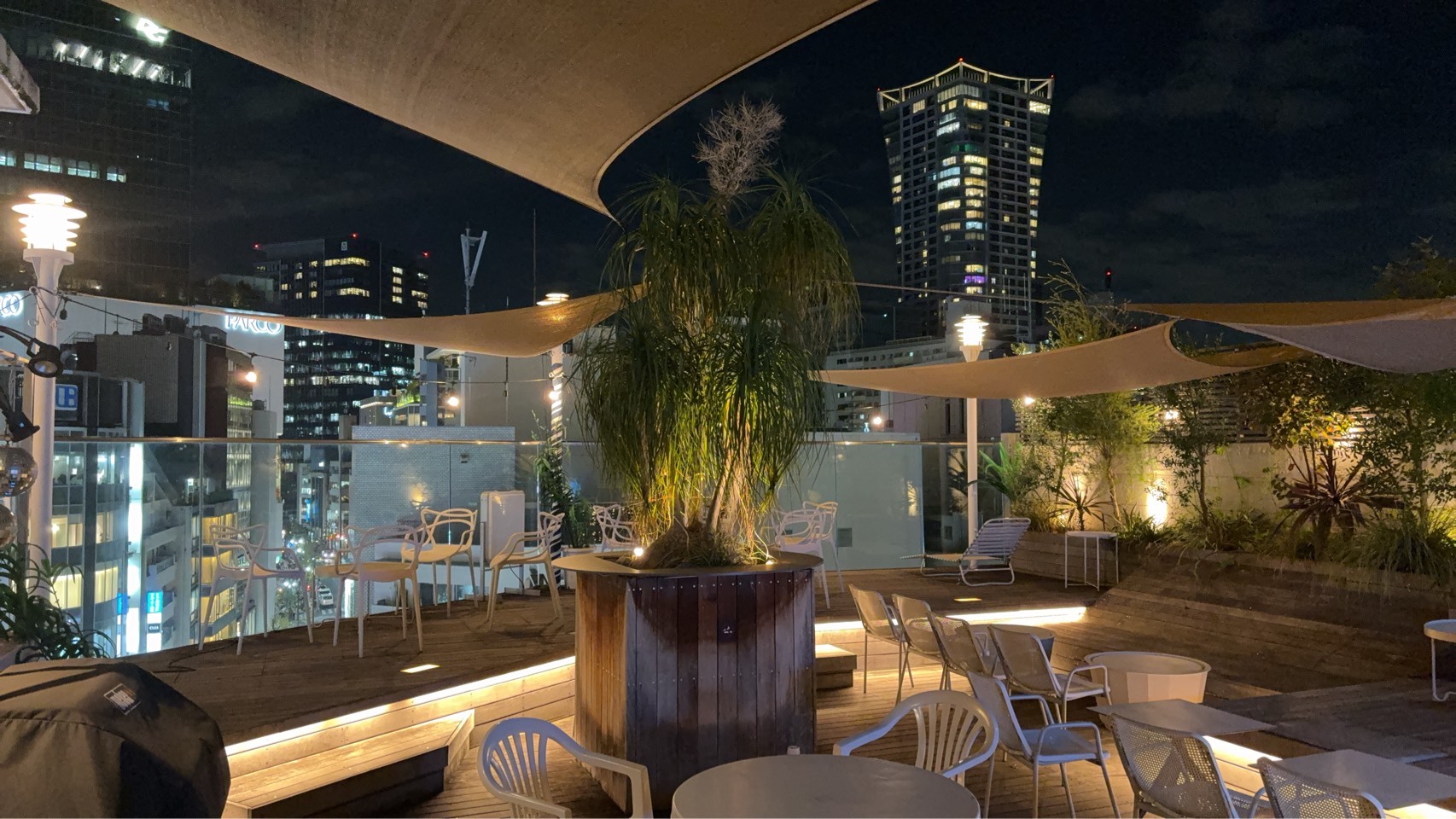 オフィスは渋谷駅徒歩5分、タワレコ・宮下パークの真横！ 洗練されたオフィスと屋上テラスで、仕事の合間には渋谷の夜景を一望しながらひと息。