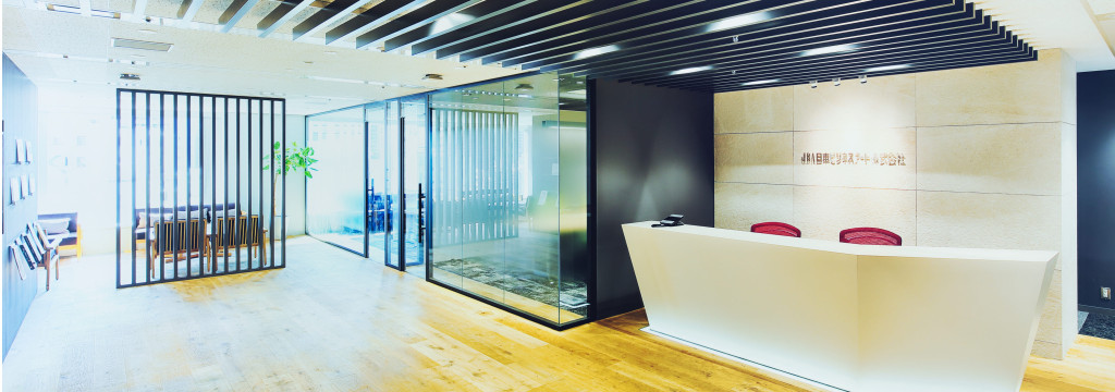 日本ビジネスアート株式会社のAIデザイナーを目指す方募集｜Claude Codeでエディトリアル・UI/UXに挑む、BASE立ち上げメンバーのカバー画像