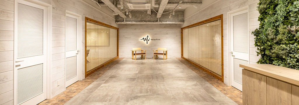 株式会社ＶＡＬＵＥ ＦＩＲＳＴの働きやすいオフィスは、あなたの気配りから始まる。チームを支える経営戦略室インターンのカバー画像