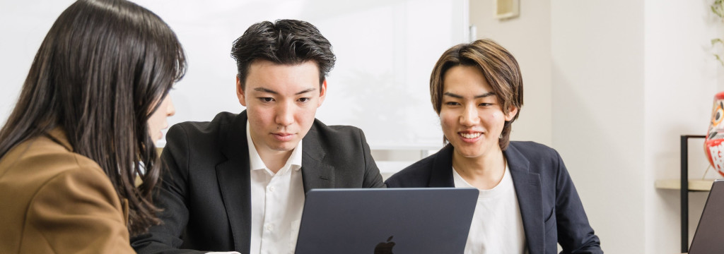 TEAM-X株式会社の【就活で無双できる！採用のプロたちと働く環境】元リクルート全国トップクラスの事業責任者の元で営業経験を積む｜時給1,500円〜＠大阪のカバー画像